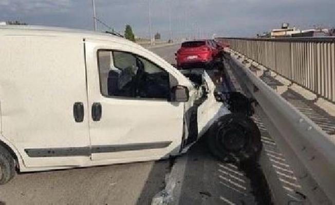 Ankara'da hafif ticari araç otomobille çarpıştı: 2 yaralı