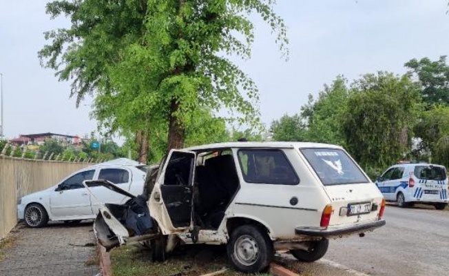 Adana'da 2 otomobilin karıştığı kazada 5 kişi yaralı