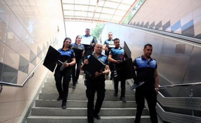 Adana polisinden engellilere bilgisayar desteği