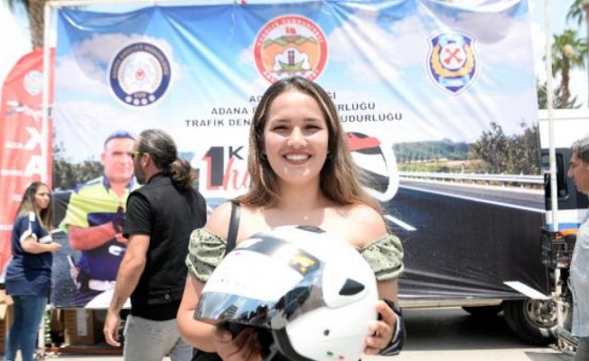 Adana’da ‘1 Kask 1 Hayat Projesi’ kapsamında 260 motosiklet sürücüsüne kask dağıtıldı