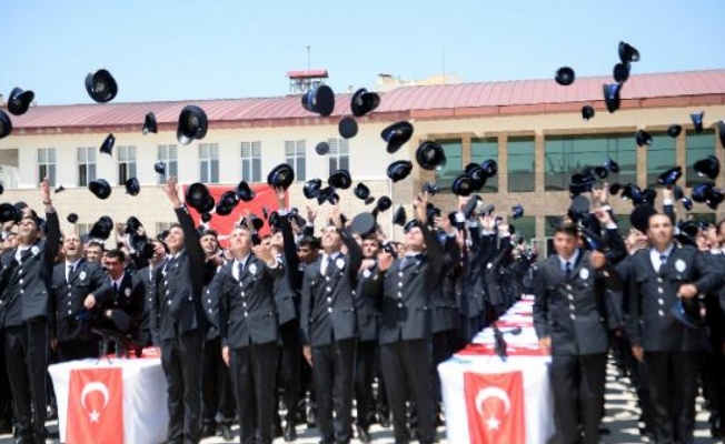 Adana’da polis adaylarının mezuniyetinde sıcak etkisi; su molası verildi