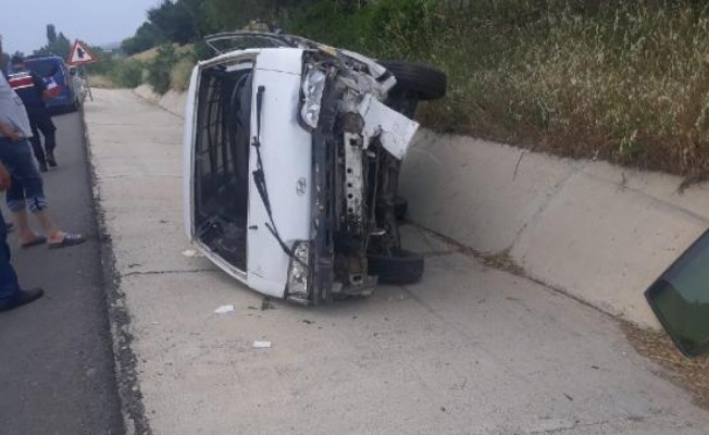 Edirne'de devrilen kamyonetin sürücüsü yaralandı