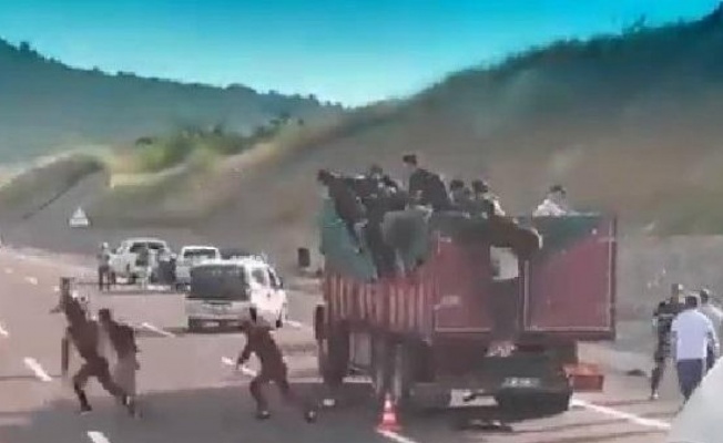 Kaçak göçmenler, arıza yapan kamyondan atlayıp, ormana kaçtı