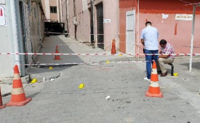 Mersin'de hastane bahçesinde silahlı kavga: 2 yaralı