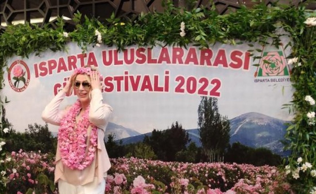 Seda Sayan, Uluslararası Gül Festivali'nde konser verdi