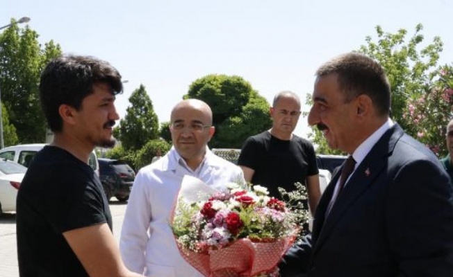 Siirt'te saldırıya uğrayan doktora Vali Hacıbektaşoğlu'ndan ziyaret