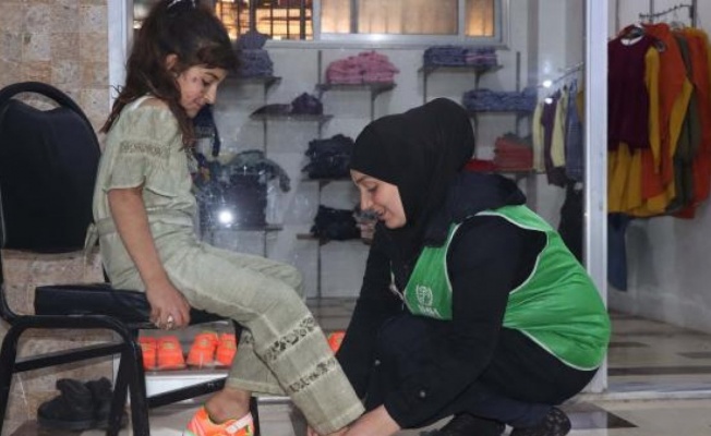 Suriye'de savaş mağduru ailelere kıyafet desteği