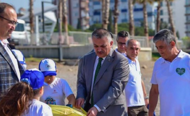 Vali Yazıcı, Konyaaltı Sahili'nde çevre temizliğine katıldı