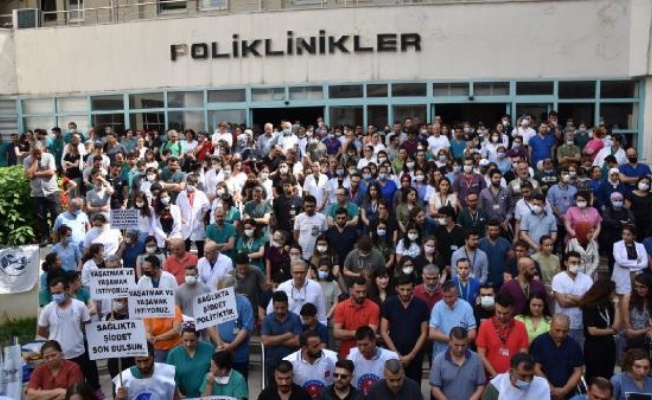 Adana'da yüzlerce doktor sağlıkta şiddeti protesto etti