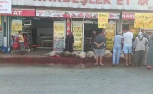 Adana’da bazı vatandaşlar, kurbanlarını sokaklarda kesti