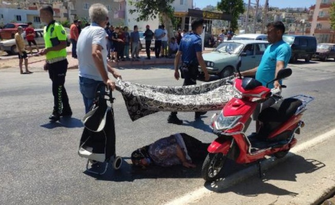 Elektrikli bisikletin çarptığı kadına örtüyle gölge yaptılar