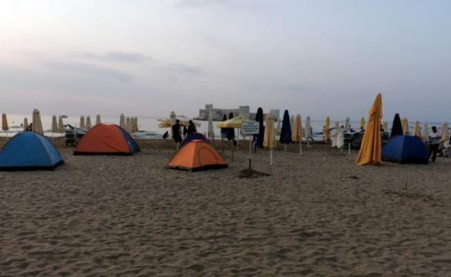 Kızkalesi'nde oteller doldu, tatilciler çadır kurdu