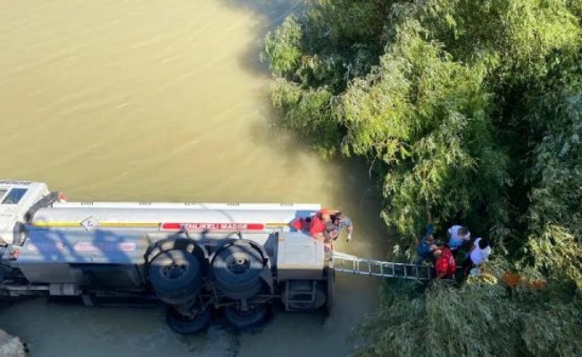 Nehre uçan tankerin sürücüsü kurtarıldı