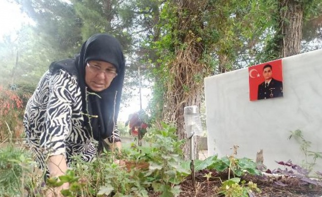 Şehit Başçavuş Ferhat Gedik'in annesinden hüzünlü mezar ziyareti