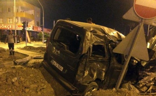 Tarsus'ta hafif ticari araç yoldan çıkıp takla attı: 1 ölü, 2 yaralı