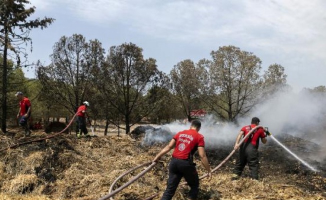 Mersin'de orman yakınında saman balyaları, alev alev yandı