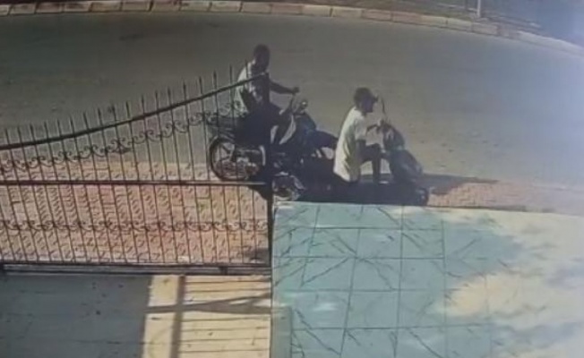 Sokak ortasında gündüz motosiklet hırsızlığı kamerada 