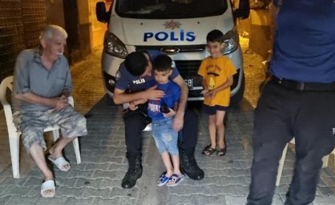 Annelerinin evde yalnız bıraktığı iki çocuk, gece sokakta polis tarafından bulundu