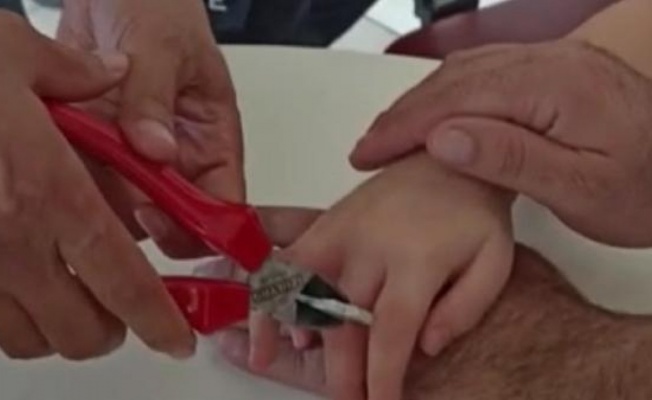 Öğrencinin plastik parçaya sıkışan parmağını itfaiye kurtardı