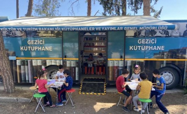 Osmaniye'de gezici kütüphane, köy okulunda öğrencilerle buluştu