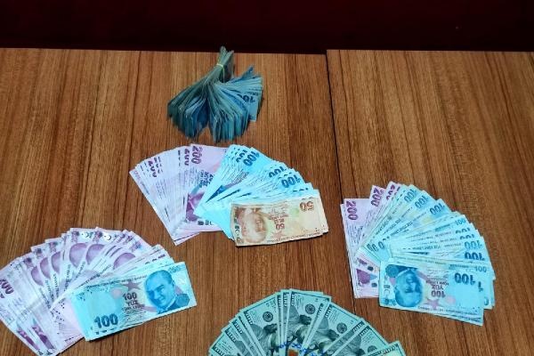 ATM önünde bulduğu paraları aldı, polis yakaladı