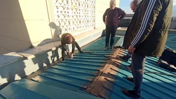 Belediye hizmet binası çatısında mahsur kalan kediyi personel kurtardı
