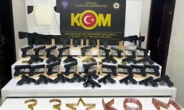 Mersin'de otomobilde ruhsatsız 39 tabanca ele geçirildi: 3 gözaltı