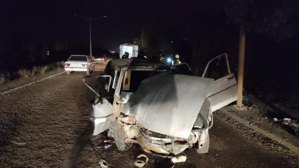Otomobil, elektrik direğine çarptı: 4 yaralı