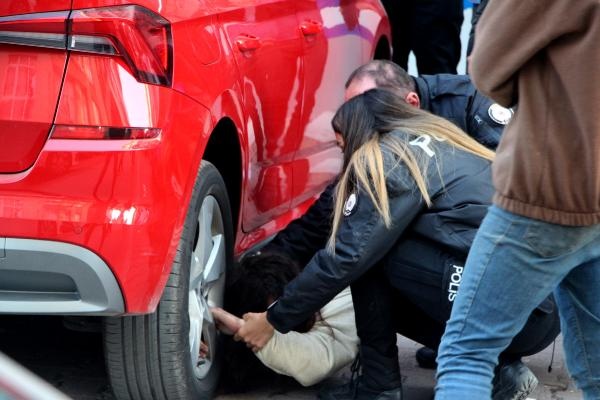 Uyuşturucu bağımlısı genç kız, otomobilin altına girip 2 saat polise direndi