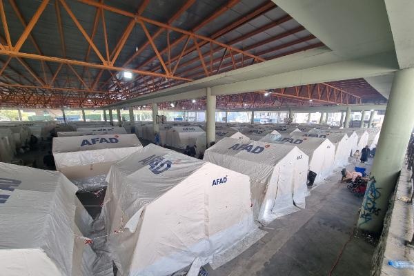 Adana'da depremzedeler için semt pazarları çadır kente dönüştürüldü