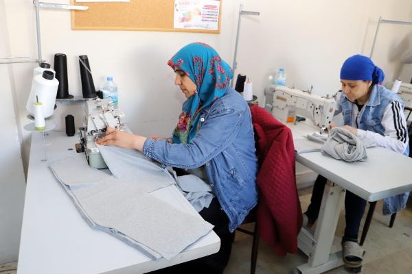Akdenizli kadınlar depremzedeler için seri üretime geçti