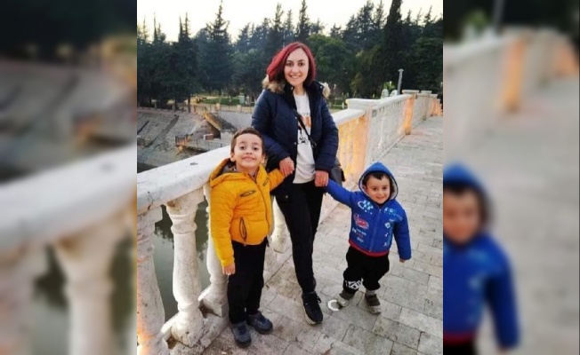 Depremde hayatını kaybeden öğretmen anne ile 2 çocuğu toprağa verildi