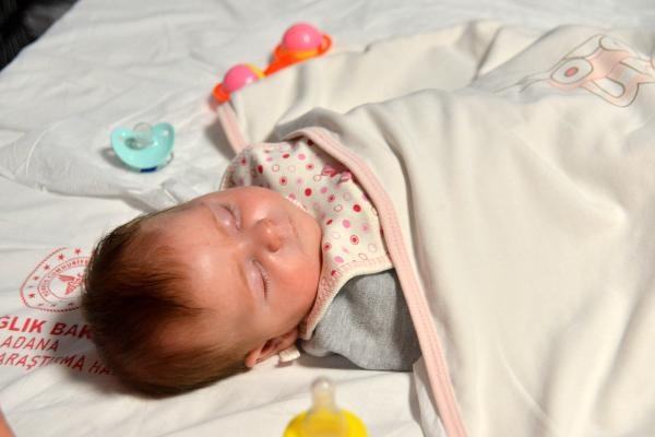 Depremden 138 saat sonra enkazdan çıkartılan mucize bebek, Adana'da doktor gözetiminde
