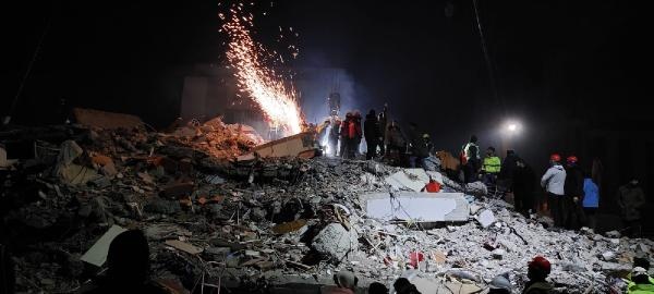 Depremin 5'inci gününde enkazdaki 9 kişi için zamana karşı yarış