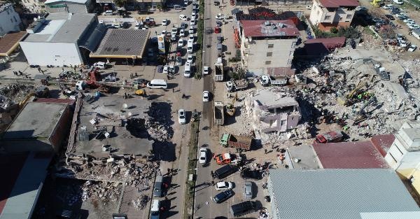 Hatay Kırıkhan'a gönderilen yardım malzemeleri vatandaşlara dağıtılıyor