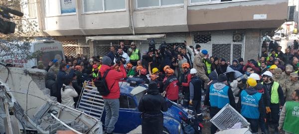 İskenderun'da 102'nci saatte aynı enkazdaki 9 kişiden 6'sı kurtarıldı/ Ek fotoğraflar