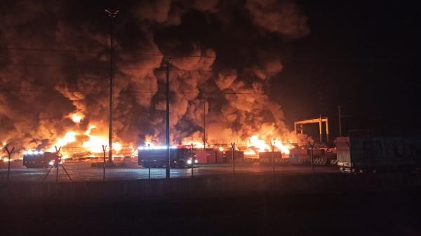 İskenderun Limanı'ndaki yangın devam ediyor (2)