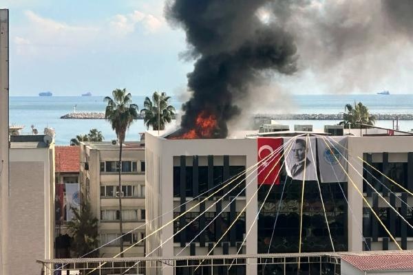 Mersin'de açılışı yapılan belediye hizmet binasında yangın