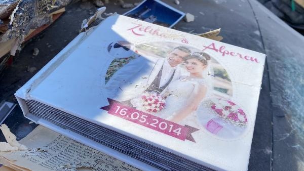 Osmaniye’de enkazdan çıkan düğün albümü yürek burktu