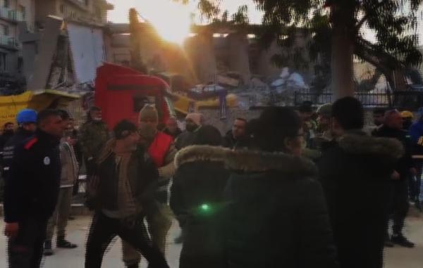 Rezidans enkazına gelen CHP'li heyete, vatandaşlardan 'arama- kurtarma' yetersiz tepkisi