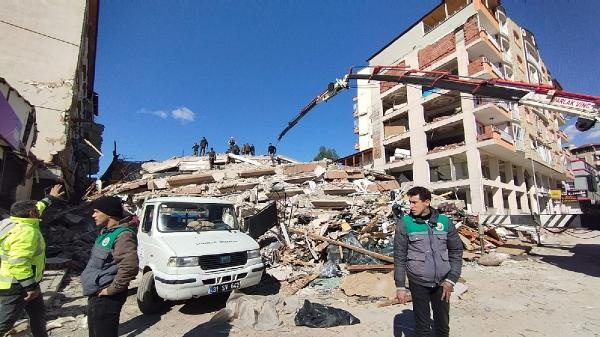 Samandağ'da 5 katlı binanın enkazında 2 vatandaşın cansız bedenine ulaşıldı