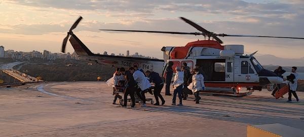 Yaralı depremzedeler, askeri helikopterle Adana'ya getiriliyor