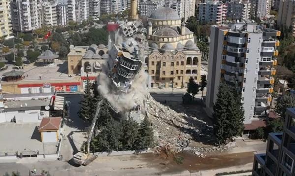 Adana'da depremde ağır hasar alan bina kontrollü yıkıldı