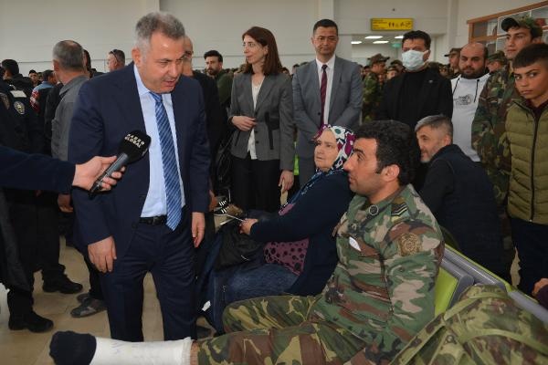 Azeri asker, ayağı kırılmasına rağmen deprem bölgesinden ayrılmamış