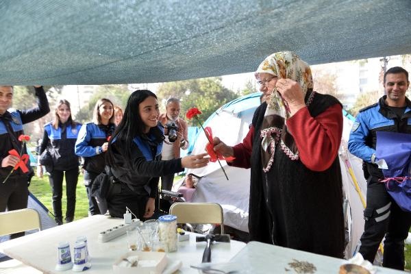 Çadırda kalan depremzede kadınlara polisten karanfil