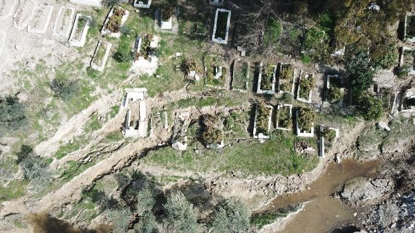 Depremler mezarlığı tahrip etti; 50 mezarın kaybolduğu iddia edildi  