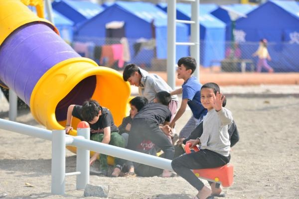Depremzede çocuklar, çadır kentlerdeki oyun parklarında moral buluyor