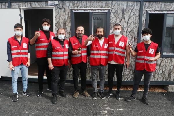 Gönüllü berberler, mobil kuaförde depremzedeleri tıraş ediyor