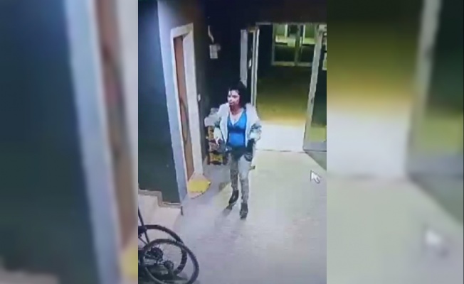 Hamile kadının, depremzedelerin terk ettiği binada hırsızlık yaptığı anlar kamerada