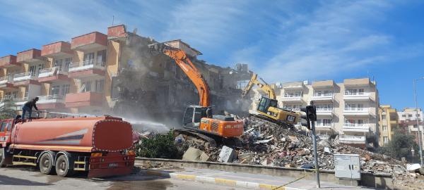 İskenderun'da, ağır hasarlı binalar yıkılıyor